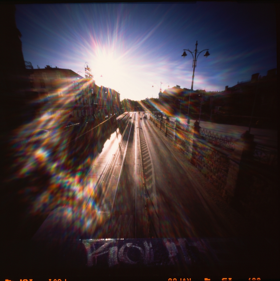 miljo77 - . Fotografia otworkowa (pinhole, camera obscura). Średni format, klatka 6x6 centymetrów. Użyty materiał światłoczuły to kolorowy film pozytywowy (slajd) Fujichrome Velvia 50.. Zdjęcie 253152